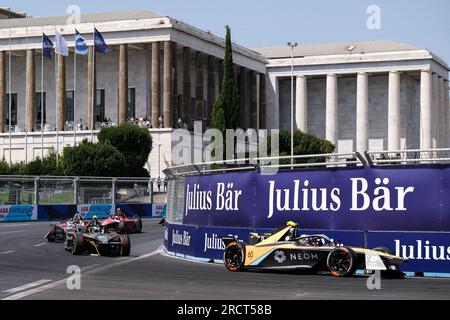 Rom, Italien. 16. Juli 2023. Jake Hughes aus Großbritannien und McLaren Formula E Team (R), Jean-Eric Vergne aus Frankreich und DS Automobiles PENSKE (C) und Pascal Wehrlein aus Deutschland und TAG Heuer Porsche Formel E Team (L) auf der Strecke während der ABB FIA Formel E Weltmeisterschaft 2023 Hankook Rome E-Prix Runde 14. Kredit: SOPA Images Limited/Alamy Live News Stockfoto