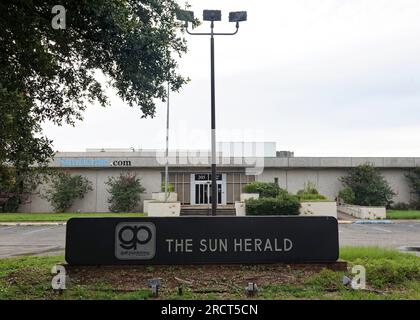 Das Sun Herald Zeitungsgebäude in 205 DeBuys Rd Leere am Samstag, den 17. Juli 2021 in Gulfport, Harrison County, MS, USA. Das 1970 erbaute, fast 87.000 Quadratmeter große Gebäude auf mehr als 18 Hektar Land, das nach einem früheren Verleger den Spitznamen „Fort Weeks“ erhielt, überlebte den Hurrikan Katrina – danach erhielt der Sun Herald einen Pulitzer-Preis für seine Berichterstattung Doch konnte die Übernahme durch die McClatchy Company nicht überleben, die Mitte April 2020 die Büros der Zeitung an einen kleineren, „kosteneffizienteren“ Standort in der Innenstadt von Gulfport verlegt hatte. (APEX MediaWire Foto von Billy Suratt) Stockfoto