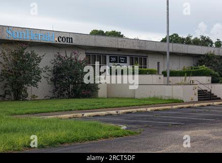 Das Sun Herald Zeitungsgebäude in 205 DeBuys Rd Leere am Samstag, den 17. Juli 2021 in Gulfport, Harrison County, MS, USA. Das 1970 erbaute, fast 87.000 Quadratmeter große Gebäude auf mehr als 18 Hektar Land, das nach einem früheren Verleger den Spitznamen „Fort Weeks“ erhielt, überlebte den Hurrikan Katrina – danach erhielt der Sun Herald einen Pulitzer-Preis für seine Berichterstattung Doch konnte die Übernahme durch die McClatchy Company nicht überleben, die Mitte April 2020 die Büros der Zeitung an einen kleineren, „kosteneffizienteren“ Standort in der Innenstadt von Gulfport verlegt hatte. (APEX MediaWire Foto von Billy Suratt) Stockfoto