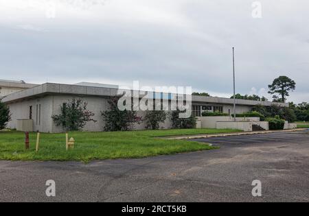 Das Sun Herald Zeitungsgebäude in 205 DeBuys Rd Leere am Samstag, den 17. Juli 2021 in Gulfport, Harrison County, MS, USA. Das 1970 erbaute, fast 87.000 Quadratmeter große Gebäude auf mehr als 18 Hektar Land, das nach einem früheren Verleger den Spitznamen „Fort Weeks“ erhielt, überlebte den Hurrikan Katrina – danach erhielt der Sun Herald einen Pulitzer-Preis für seine Berichterstattung Doch konnte die Übernahme durch die McClatchy Company nicht überleben, die Mitte April 2020 die Büros der Zeitung an einen kleineren, „kosteneffizienteren“ Standort in der Innenstadt von Gulfport verlegt hatte. (APEX MediaWire Foto von Billy Suratt) Stockfoto