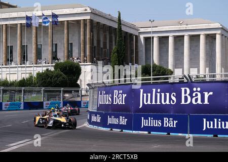 Rom, Italien. 16. Juli 2023. Jake Hughes aus Großbritannien und das McLaren Formel E Team sind während der ABB FIA Formel E Weltmeisterschaft in der Hankook Rome E-Prix Runde 14 in 2023 auf dem richtigen Weg. (Foto: Elena Vizzoca/SOPA Images/Sipa USA) Guthaben: SIPA USA/Alamy Live News Stockfoto