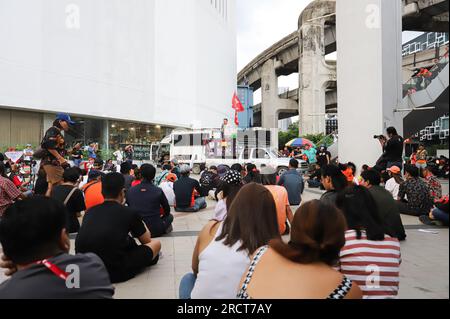 16. Juli 2023, Bangkok, Thailand: Demonstranten organisieren eine Automobe Respect My Vote, um Senatoren, die als Anführer der Streitkräfte dienen, Rücktrittsbriefe zu bringen. Bestehend aus dem Ständigen Sekretär des Verteidigungsministeriums, dem Obersten Befehlshaber, dem Befehlshaber der Armee, der Marine, der Luftwaffe und dem Generalkommissar der Königlichen thailändischen Polizei, indem er Karawanen zusammen mit Hupen organisiert, um dem Hauptquartier der Armee, der Marine, Unterlagen vorzulegen, National Police und endet am Bangkok Art and Culture Center. (Kreditbild: © Adirach Toumlamoon/Pacific Press via ZUMA Press Wire) REDAKTIONELLE VERWENDUNG AM Stockfoto