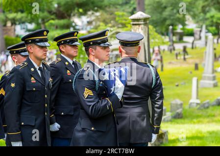 54. Massachusetts Volunteer Regiment, ausgewählte Ehrengarde, die offiziell an der Zeremonie teilnimmt, um das Leben von George Washington Dugan zu ehren. Stockfoto