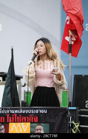 16. Juli 2023, Bangkok, Thailand: Demonstranten organisieren eine Automobe Respect My Vote, um Senatoren, die als Anführer der Streitkräfte dienen, Rücktrittsbriefe zu bringen. Bestehend aus dem Ständigen Sekretär des Verteidigungsministeriums, dem Obersten Befehlshaber, dem Befehlshaber der Armee, der Marine, der Luftwaffe und dem Generalkommissar der Königlichen thailändischen Polizei, indem er Karawanen zusammen mit Hupen organisiert, um dem Hauptquartier der Armee, der Marine, Unterlagen vorzulegen, National Police und endet am Bangkok Art and Culture Center. (Kreditbild: © Adirach Toumlamoon/Pacific Press via ZUMA Press Wire) REDAKTIONELLE VERWENDUNG AM Stockfoto