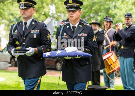 54. Massachusetts Volunteer Regiment, ausgewählte Ehrengarde, die offiziell an der Zeremonie teilnimmt, um das Leben von George Washington Dugan zu ehren. Stockfoto