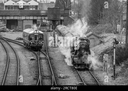 Derby Lightweight Driving Motor Brake zweite Nr. M79900 Durchgänge BR '8F' 2-8-0 No. 48305, Loughborough, GCR, Leicestershire Stockfoto