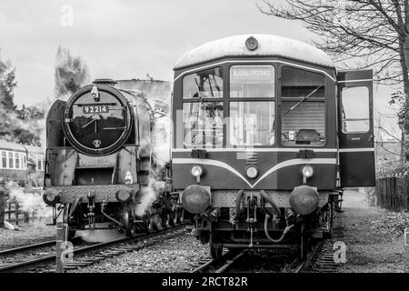 Klasse 101/111 wartet mit BR '9F' 2-10-0 Nr. 92214 in Loughborough, Great Central Railway, Leicestershire Stockfoto