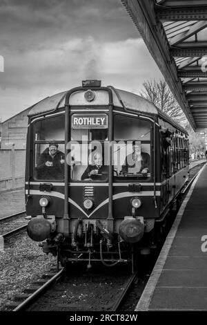 Derby Lightweight Driving Motor Brake zweite Nr. M79900 Uhr Abfahrt von Loughborough mit der Great Central Railway, Leicestershire Stockfoto