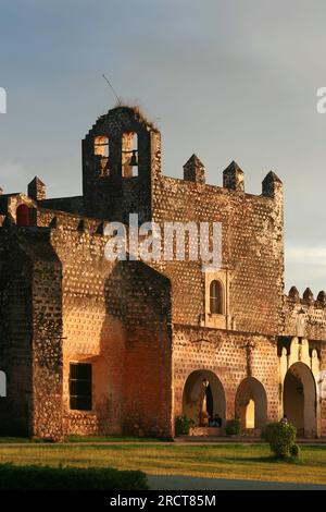 kirche San Bernardino de Siena und angrenzendes Ex-Convento de Sisal, Valladolid, Halbinsel Yucatán, Mexiko Stockfoto