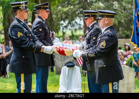 54. Massachusetts Volunteer Regiment, ausgewählte Ehrengarde, die offiziell an der Zeremonie teilnimmt, um das Leben von George Washington Dugan zu ehren. Stockfoto