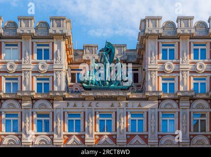 Prag, Tschechische Republik. 10. Juli 2023. Details der Adria-Palast-Fassade, erbaut zwischen 1923 und 1924 und entworfen vom tschechischen Architekten Josef Zasche Stockfoto