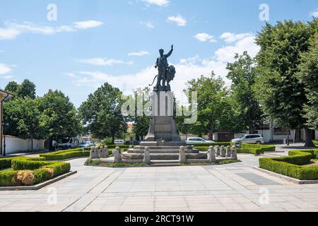 KARLOVO, BULGARIEN - 7. JULI 2023: Denkmal des bulgarischen Revolutionären und Nationalhelden Vasil Levski in der Stadt Karlovo, Region Plowdiw, Bulgarien Stockfoto