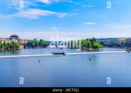 Panoramablick auf die Moldau im Sommer mit Touristen in Prag, Tschechische Republik Stockfoto