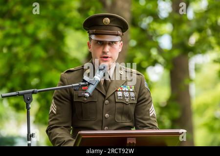 SERGEANT Matthew Ahern spricht auf der Zeremonie zu Ehren des Lebens von George Washington Dugan, dem einzigen Schwarzen aus Concord, der sich im Bürgerkrieg engagiert hat. Stockfoto