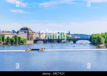 Blick auf die Moldau in Prag, Tschechische Republik. Die Leute genießen den Sommer auf Sportbooten Stockfoto