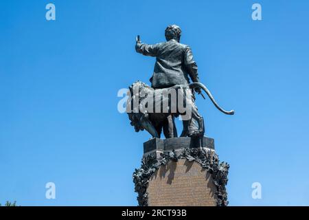 KARLOVO, BULGARIEN - 7. JULI 2023: Denkmal des bulgarischen Revolutionären und Nationalhelden Vasil Levski in der Stadt Karlovo, Region Plowdiw, Bulgarien Stockfoto