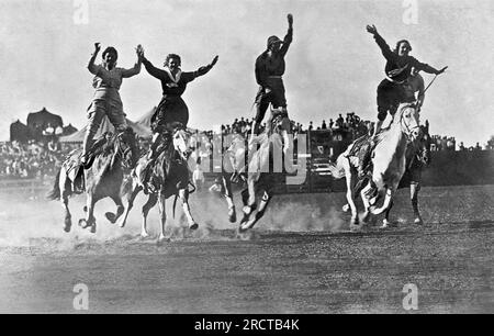 Weisel, Idaho: 1921. Fünf Cowgirls auf dem Weg zum Western Rodeo in Idaho. Stockfoto
