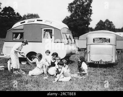 Maidenhead, England: 14. Juli 1934 Eine Gruppe von Wohnwagen-Campern, die sich bei der Rallye auf der Hurley Farm entspannen. Stockfoto
