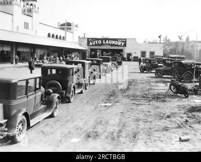 Los Angeles, Kalifornien: 27. Februar 1927 die neueste Autoreinigungsanlage ist die El Patio Autowäscherei, bei der jede Person eine bestimmte Aufgabe am Auto ausführen muss. Stockfoto