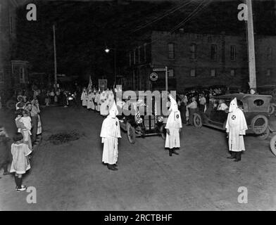 Muncie, Indiana: 1923. Eine Ku-Klux-Klan-Parade bei Nacht in Indiana. Stockfoto