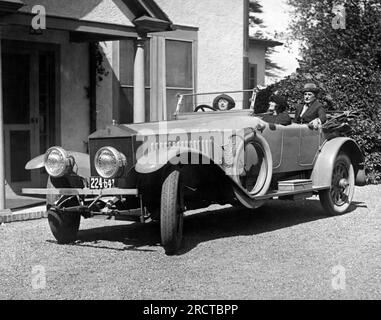 Great Neck, New York: 19. September 1921 Filmstar Mabel Normand hinter dem Steuer in Raymond Hitchcocks Rolls Royce auf ihrem Anwesen auf Long Island. Stockfoto