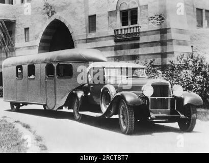 OPA Locka, Florida: c. 1929 der neueste Trailer, der Curtis Aerocar, der versuchen wird, einen neuen Geschwindigkeitsrekord für Reisen zwischen Opa Locka und New York City zu setzen. Stockfoto