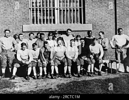 Concord, New Hampshire c. 1931 Ein Porträt der Fußballmannschaft des New Hampshire State Prison, während sie sich auf das Fußballteam Penacook vorbereiten, natürlich zu Hause. Stockfoto