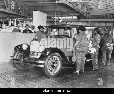 Los Angeles, Kalifornien: 27. Februar 1927 die neueste Autoreinigungsanlage ist die El Patio Autowäscherei, bei der jede Person eine bestimmte Aufgabe am Auto ausführen muss. Die Besitzer können den Prozess von innen beobachten. Stockfoto