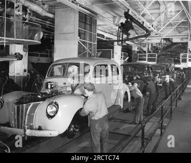 Detroit, Michigan: 1940 das Fließband für die zweitürige 1940 Ford Limousine. Stockfoto