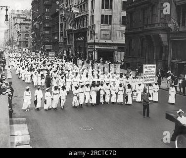 New York, New York: 1917: Ein stiller marsch, um gegen die Behandlung Schwarzer durch die Polizei während der Unruhen in East St. Louis zu protestieren. Sie marschierten an diesem Sommer Samstag die Fifth Avenue entlang, ohne ein Wort zu sagen. Sie sangen keine Gesänge, keine Protestlieder. Die einzigen Geräusche waren die beunruhigend trauernden Trommeln – und natürlich die Schritte der Marscher auf dem heißen Bürgersteig. Es war eine "Parade des stillen Protests". Stockfoto