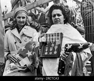 Washington, D.C.: 23. April 1971 zwei Gold Star-Mütter halten heute bei einem Anti-Vietnam-Protest in der Nähe des Kapitols die Medaillen und Flaggen ihrer toten Söhne. Sie sind Anna Pine (L.) aus Trenton, New Jersey, und Evelyn Carrasquillo aus Miami, Florida. Fred Pine und Alberto Carrasquillo wurden 1968 in Vietnam getötet. Stockfoto