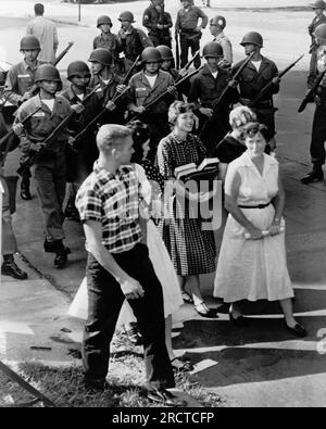 Little Rock, Arkansas: 1957 bewaffnete Nationalgardisten zerstreuen eine Gruppe weißer Studenten, während sie einen Spaziergang auf dem Campus der Central High School in Little Rock, Arkansas, inszenierten, um die Integration zu verhindern. Stockfoto