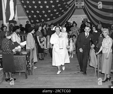 New York, New York: ca. 1935 Teil einer Modeparade im größten WPA-Nähgeschäft in New York, wo 3.000 Frauen Kleidung und Bettwäsche herstellen, die unter den Arbeitslosen verteilt werden. Sie arbeiten eine sechstägige, dreißig-Stunden-Woche auf zwei Etagen des alten Siegel Cooper Building Stockfoto