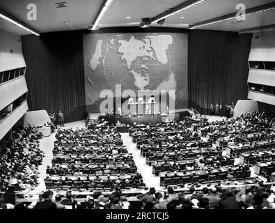 New York, New York: 23. Oktober 1946. Präsident Harry Truman hält auf der Eröffnungssitzung in New York seine Begrüßungsrede vor den Mitgliedern der UN-Generalversammlung. Stockfoto