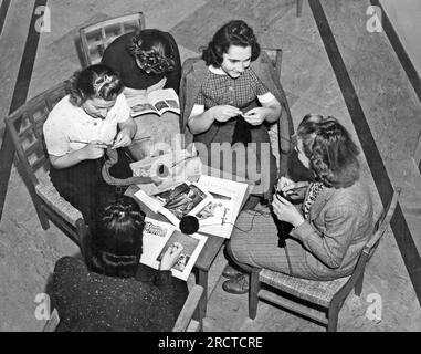 New York, New York 1939. Studentinnen an der Columbia University machen eine Pause vom Studium und versuchen sich beim Stricken. Stockfoto