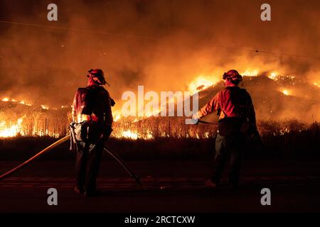 Moreno Valley, Usa. 14. Juli 2023. CalFire Fighter Fighter in Aktion. Kalifornische Feuerwehrleute (CalFire) stellen sich dem Kaninchenfeuer, das derzeit Moreno Valley, Kalifornien, übernimmt, entgegen. Die Behörden haben bestätigt, dass der Brand über 3200 Hektar Land verbraucht hat und derzeit nur zu 5 % eingedämmt ist. (Foto: Jon Putman/SOPA Images/Sipa USA) Guthaben: SIPA USA/Alamy Live News Stockfoto