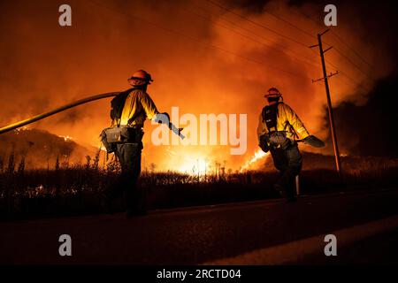 Moreno Valley, Usa. 14. Juli 2023. CalFire Fighter Fighter in Aktion. Kalifornische Feuerwehrleute (CalFire) stellen sich dem Kaninchenfeuer, das derzeit Moreno Valley, Kalifornien, übernimmt, entgegen. Die Behörden haben bestätigt, dass der Brand über 3200 Hektar Land verbraucht hat und derzeit nur zu 5 % eingedämmt ist. (Foto: Jon Putman/SOPA Images/Sipa USA) Guthaben: SIPA USA/Alamy Live News Stockfoto