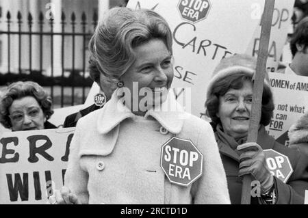 Washington, D.C.: 4. Februar 1977: Aktivistin Phyllis Schafly trägt ein "Stop ERA" Abzeichen während einer Demonstration mit anderen Frauen gegen die Gleichberechtigung vor dem Weißen Haus. Stockfoto