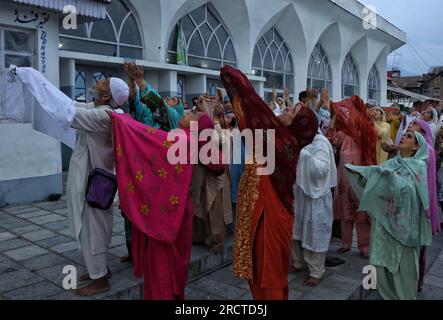 Srinagar, Indien. 16. Juli 2023. 16. Juli 2023, Srinagar Kaschmir, Indien: Kaschmirische Moslems heben ihre Hand, während sie beten, dass sie ein Relikt des Propheten Muhammad (PBUH) bei besonderen Gebeten anlässlich des Martyriums von Hazrat Umar Farooq (RA), dem zweiten Kalif des Islam, am Hazratbal-Schrein in Srinagar sehen. Am 16. Juli 2023 in Srinagar Kashmir, Indien. (Foto: Firdous Nazir/Eyepix Group) Kredit: Eyepix Group/Alamy Live News Stockfoto