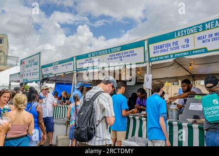 NEW ORLEANS, LA, USA - 24. APRIL 2022: Die dicht besetzten Imbissstände im Freien beim kostenlosen French Quarter Festival Stockfoto