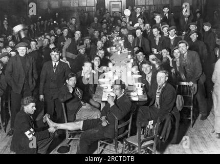 Newbury, Berkshire, England: Februar 19. 1934 Hungermärscher machen eine Teepause auf dem Weg vom South Wales District nach London, um gegen den auferlegten Mitteltest zu protestieren. Stockfoto