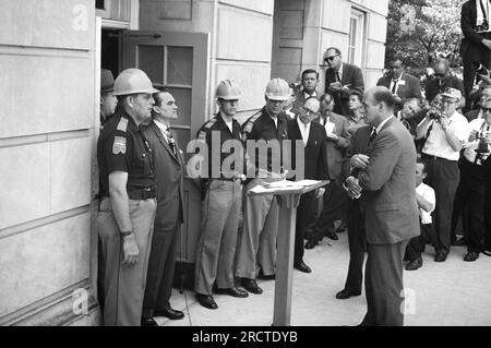 Tuscaloosa, Alabama: 11. Juni 1963 Gouverneur George Wallace versucht, die Integration an der University of Alabama zu blockieren, steht vor der Tür des Foster Auditorium, während er von Deputy U.S. konfrontiert wird Generalstaatsanwalt Nicholas Katzenbach. Stockfoto