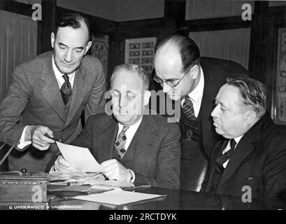 Washington, DC: 29. Januar 1936. Das Gravierbüro berät sich über die Gestaltung der neuen "Baby Bonds", die für die Zahlung der Soldatenprämien verwendet werden. Stockfoto