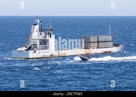 230713-N-TT059-1213 PAZIFIK (13. Juli 2022) Ein VBSS-Team (Visit, Board, Search, and seizure), das dem Guided-Raketenzerstörer USS Sterett (DDG 104) zugeteilt wurde, nähert sich an Bord eines aufblasbaren Starrrumpfboots (RIB) dem Trainingsschiff ATLS-970 während einer Boardübung vor der Küste der Insel San Clemente, Juli 13. (USA Marinefoto von Mass Communication Specialist 2. Class Lily Gebauer) Stockfoto