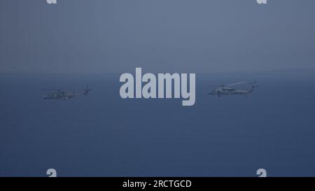 Ein italienischer Navy NH90 NATO-Fregatthubschrauber und ein MH-60s Sea Hawk, die den „Tridents“ des Helicopter Sea Combat Squadron (HSC) 9 angeschlossen sind, führen am 12. Juli 2023 eine gemeinsame Ausbildungsoperation vor der Insel Sazan, Albanien, durch. Die Gerald R. Ford Carrier Strike Group beteiligt sich an Neptune Strike, einem mehrjährigen Projekt zur Harmonisierung der US- und NATO-Planungsteams, um die Anordnungs- und Kontrollbefugnisse der alliierten Marine- und Amphibienstreitkräfte an STRIKFORNATO zu übertragen, um der Allianz Sicherheit, Abschreckung und kollektive Verteidigung zu bieten. (USA Marinefoto von Mass Communication Specialist 2. Class Jacob Ma Stockfoto