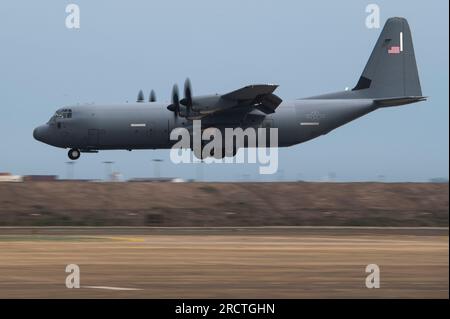 EIN US-AMERIKANISCHER Air Force C-130 Hercules vom 64. Air Expeditionary Wing landet auf der Basis Aérea del Callao Bürgermeister General fap armando Revoredo Iglesias, 7. Juli 2023, Lima, Peru. Resolute Sentinel verbessert die Einsatzbereitschaft von Militär- und Behördenmitarbeitern in den USA und den Partnerländern durch gemeinsame Schulungen zur Interoperabilität im Verteidigungsbereich, technische Projekte und Wissensaustausch. (USA Air Force Foto von Master Sgt. Chris Hibben) Stockfoto