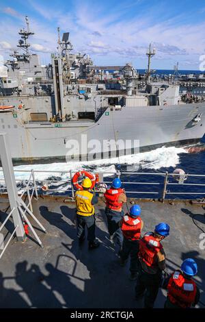 230714-N-ED646-1046- ATLANTISCHER OZEAN (14. Juli 2023) Seeleute an Bord des Amphibienschiffs USS Carter Hall (LSD 50) heften eine Leine vom Flottenauffüllungsöler USNS William McLean (T-AKE 12) während einer Wiederauffüllung auf See. Die USA Navy und USA Das Marinekorps beteiligt sich routinemäßig an geplanten Einsätzen, um die kombinierte Kampfbereitschaft zu verbessern, die operative Kapazität zu erhöhen und die Beziehungen zwischen Verbündeten und Partnern in der gesamten Region zu stärken. (USA Marinebild von Mass Communication Specialist 2. Class Moises Sandoval) Stockfoto