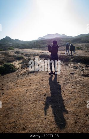 Touristen fotografieren im Naturschutzgebiet El Puquen in Los Molles, Chile Stockfoto