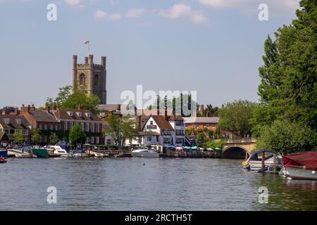 14. Juni 23 St Mary's Church of England Tower mit Blick auf die Themse mit ihren Booten und Lastkähnen und Flussufer in der Themse in Henley-on-Thames Stockfoto