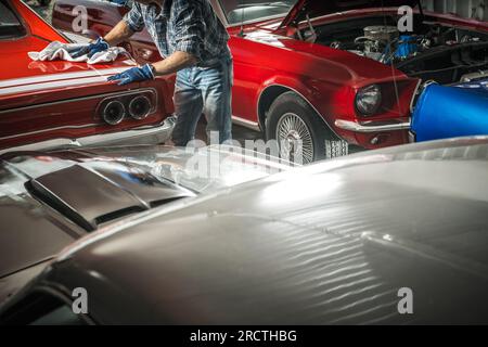 Besitzer der American Classic Cars Collection reinigt seine Traumautos in einem Laden. Stockfoto